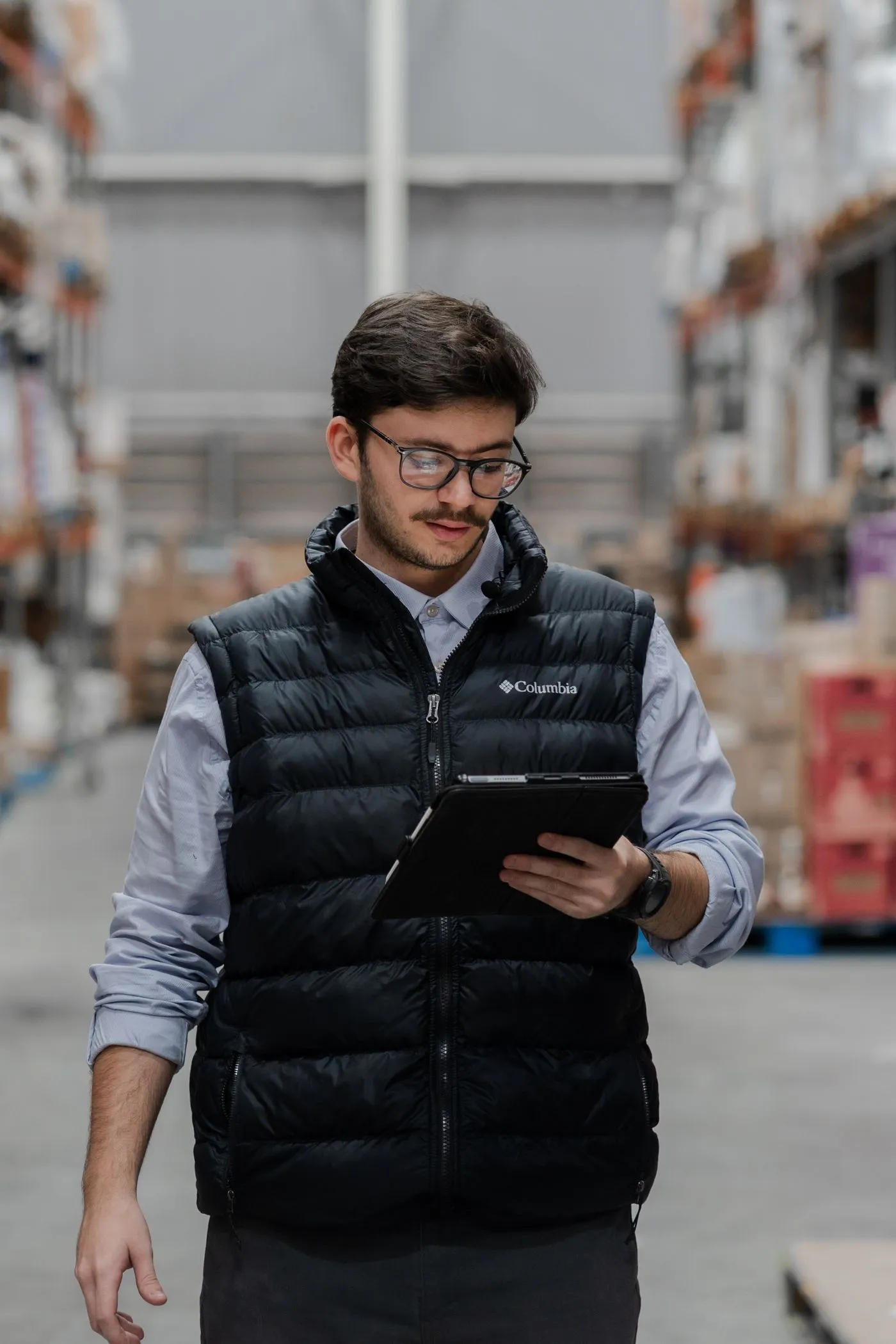 Operador planificando la ruta en una tablet en la bodega