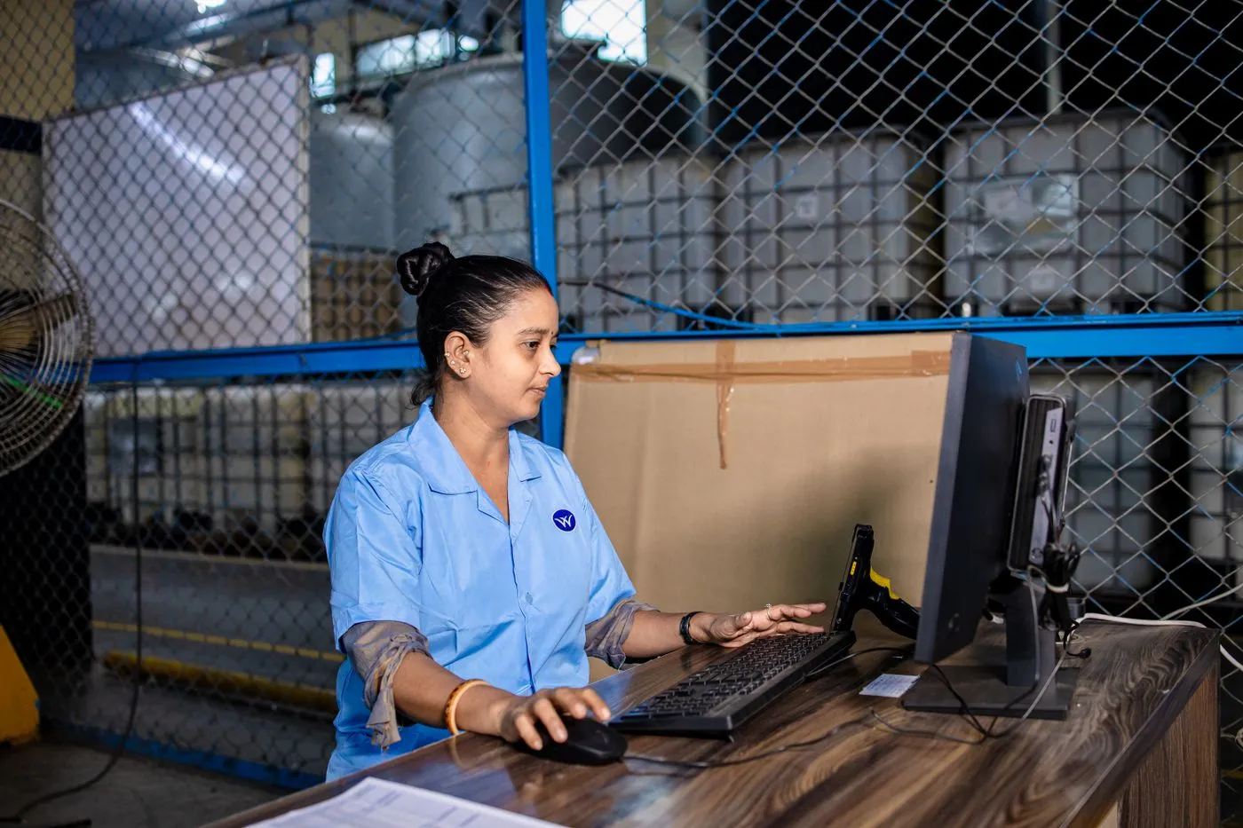 Planificadora revisando las rutas del día en su computador