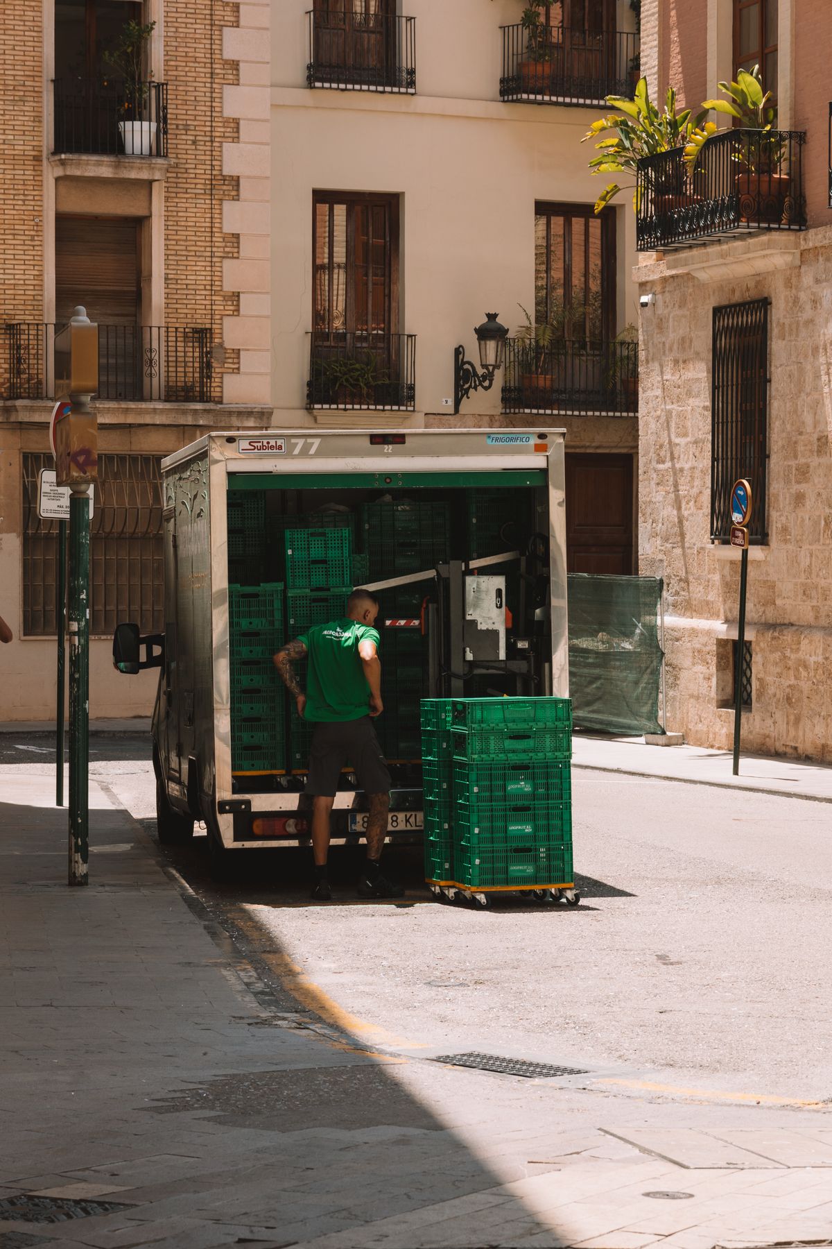 Reparto de cajas de bebidas desde un camión de distribución